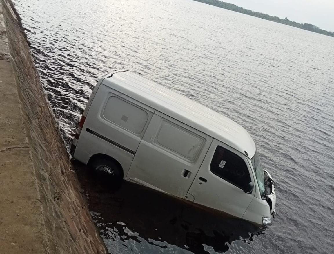 Diduga Sopir Mengantuk, Mobil Minibus Nyemplung di Danau Dendam Tak Sudah