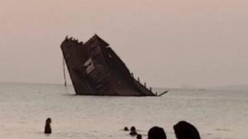 Tren Foto Kapal Terdampar di Pantai Pulau Baai Masih Diburu Anak Muda Bengkulu