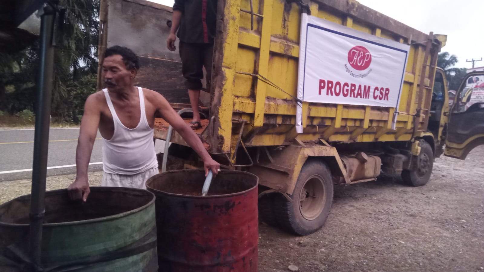 Bantuan Air Bersih Disalurkan PT MPM kepada Warga Terdampak Kekeringan di Desa Penyangga