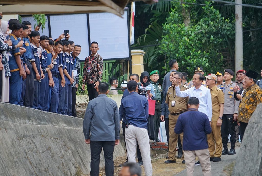 Kunjungi SMKN 2 Bengkulu Tengah, Presiden Jokowi Bakal Kirim Mobil dan Motor Baru