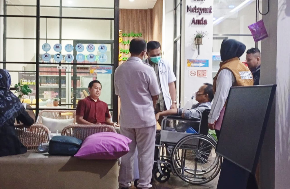 Naik Kursi Roda dan Kenakan Tabung Oksigen, Pelimpahan Eks Dirut Bank Bengkulu Ditunda