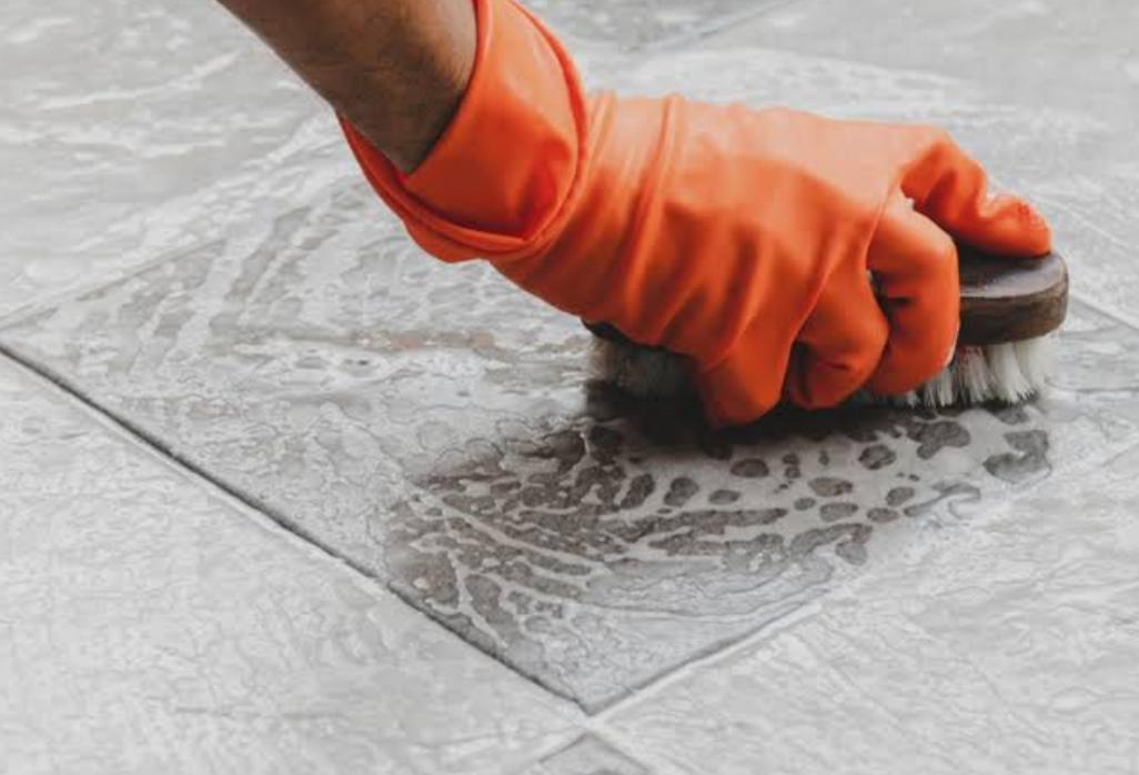 Kenapa Keramik Kamar Mandi Bisa Menguning? Ini Cara Membersihkannya