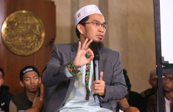 Begini Kesaksian Ustadz Adi Hidayat yang Mencium Aroma Aneh Ketika Berziarah ke Makam Mbah Moen