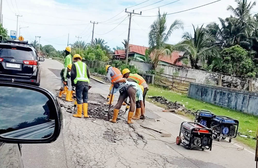 Jalan Berlubang dan Hujan Ancam Pengendara, Minta Rambu Peringatan Dimaksimalkan 