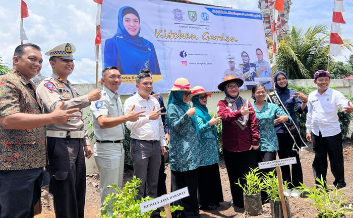 Sambangi Samsat Bengkulu Utara, Ketua TP PKK Provinsi Bengkulu Ajak Manfaatkan Pekarangan Rumah