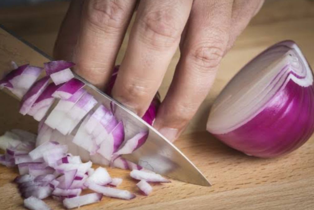 7 Tips Ini Agar Mata Tidak Perih Saat Memotong Bawang, Bikin Memasak Jadi Tambah Mudah