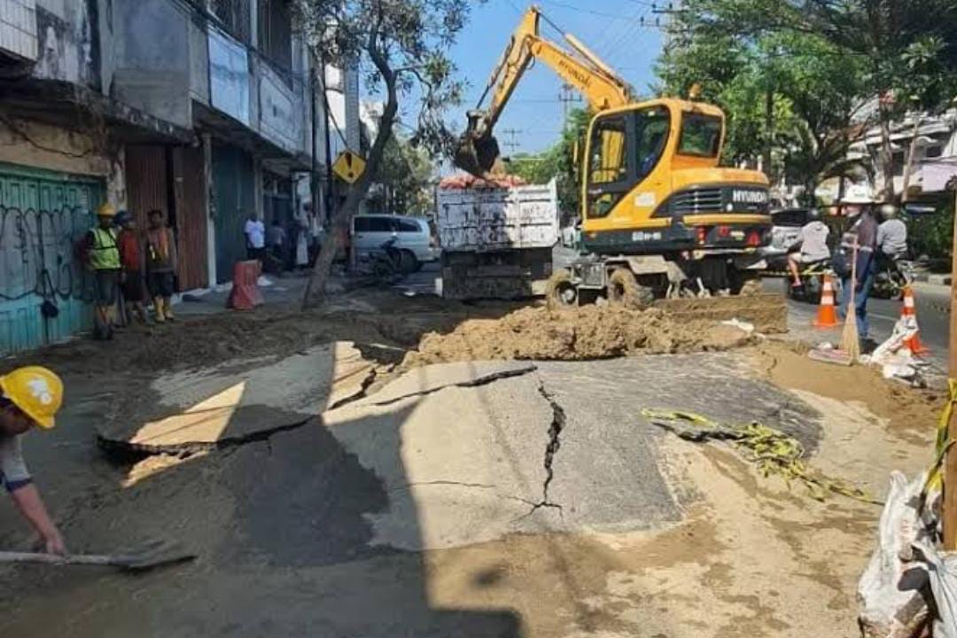 Waduh, Aspal Jalan di Pasar Kembang Surabaya Tiba-tiba Meledak, Netizen Berdoa Semoga Tidak Terjadi Apa-apa