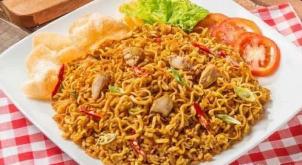 Meski Enak, Ini 5 Bahaya Makan Mie Instan Dicampur Nasi