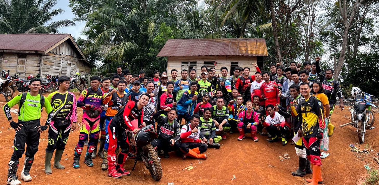 Polsek Ketahun bersama Komunitas Trail Baksos Serahkan Bantuan ke Korban Kebakaran di Air Sebayur