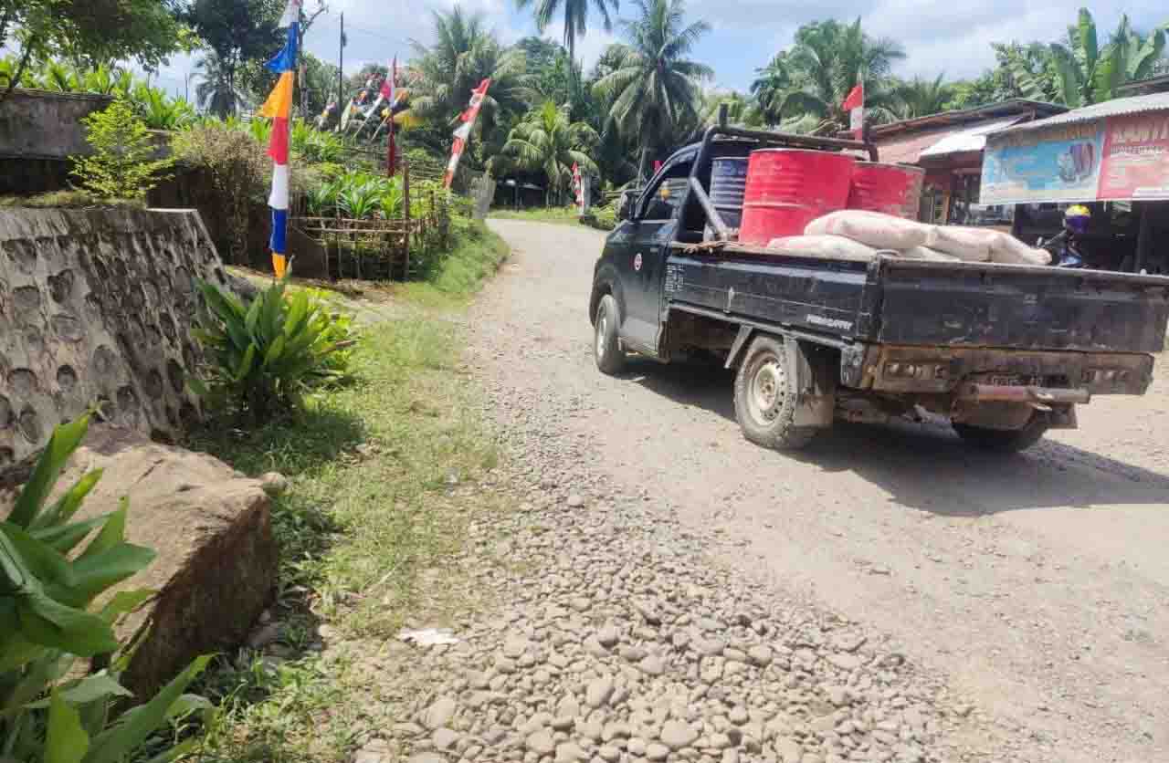 Tak Ada Anggaran Perbaikan, Debu Jalan jadi Santapan