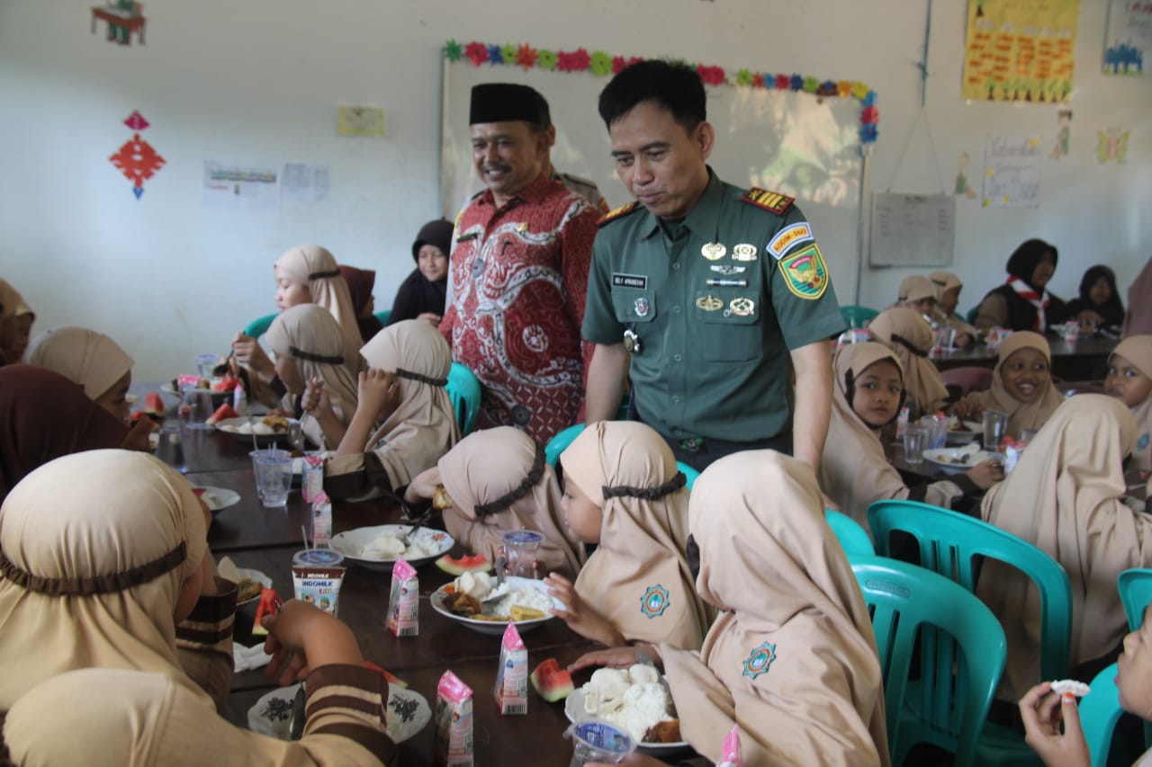 Upaya Tangani Stunting, Program 'Dapur Masuk Sekolah' Kodam II Sriwijaya Sasar SD Integral Kota Bani