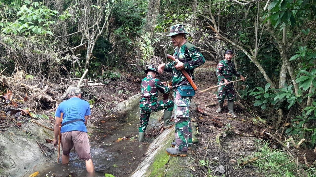 Wujudkan Kemandirian Pangan di Pulau Enggano, Prajurit TNI Gotong Royong Perbaiki Irigasi Sawah 