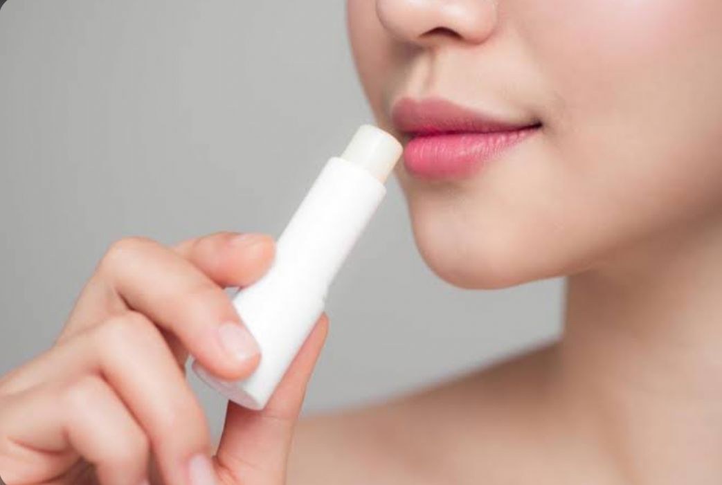 Hati-hati, Ini 5 Kandungan dalam Lip Balm yang Bikin Bibir Jadi Kering dan Pecah-pecah 