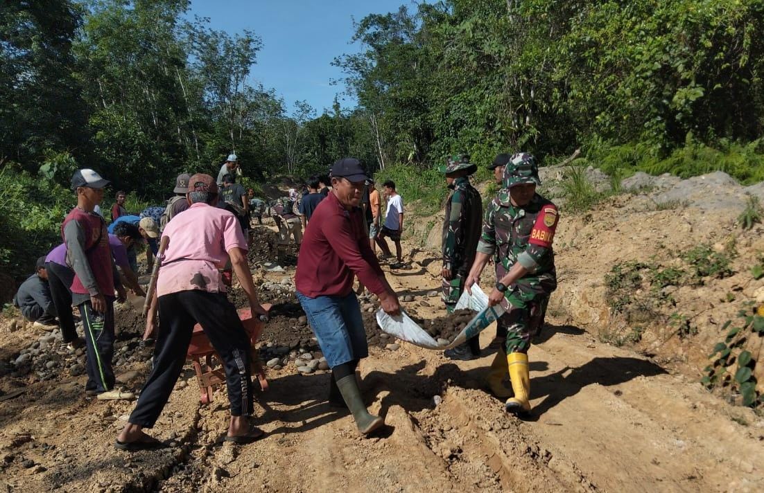 4 Anggota Babinsa Dikerahkan untuk Bantu Masyarakat Timbun Jalan Berlumpur di Desa Tanjung Kemenyan