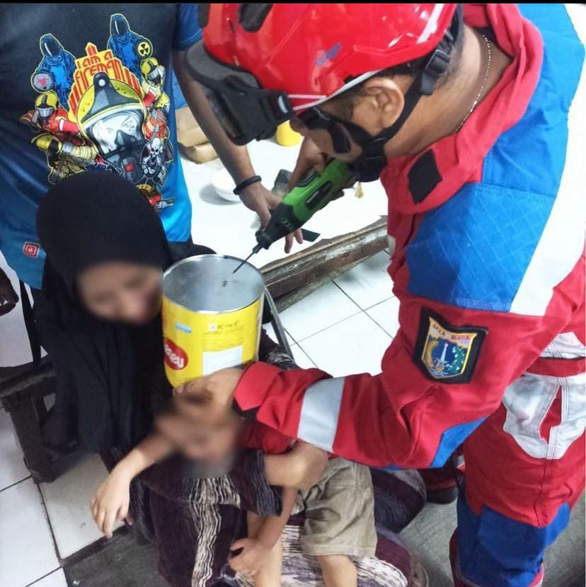 Kepala Bocah di Kemayoran Tersangkut Kaleng Biskuit, Evakuasi Hampir Setengah Jam