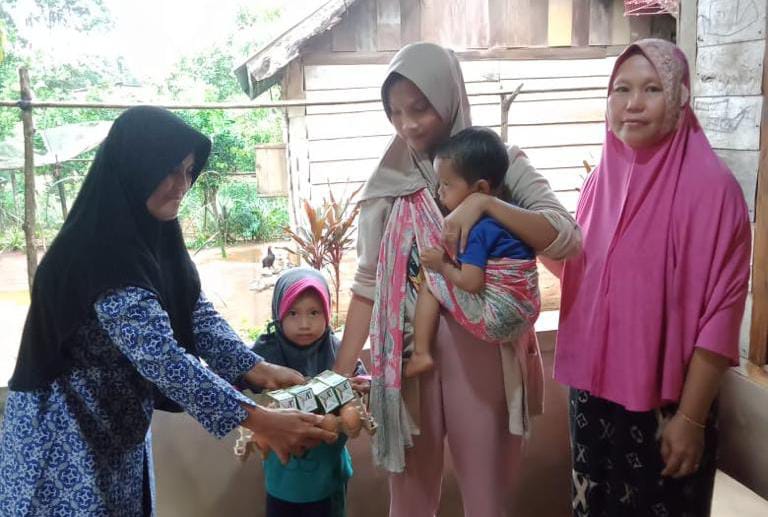 Cegah Stunting, Pemdes Suka Mulya Bagikan Makanan Tambahan Bagi Bumil dan Balita