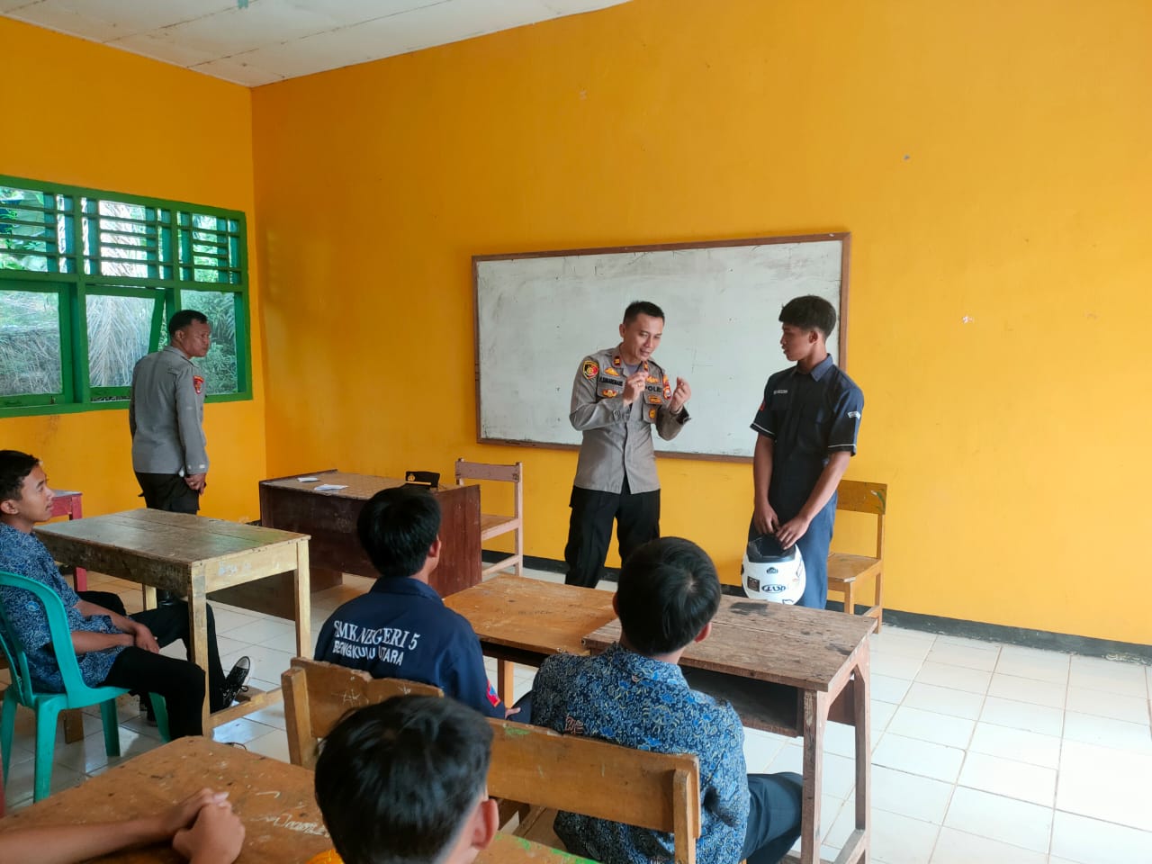 Jaring Minat Pelajar, Kapolsek Ketahun Sosialisasikan Penerimaan Bintara dan Tamtama Polri 2024 ke Sekolah