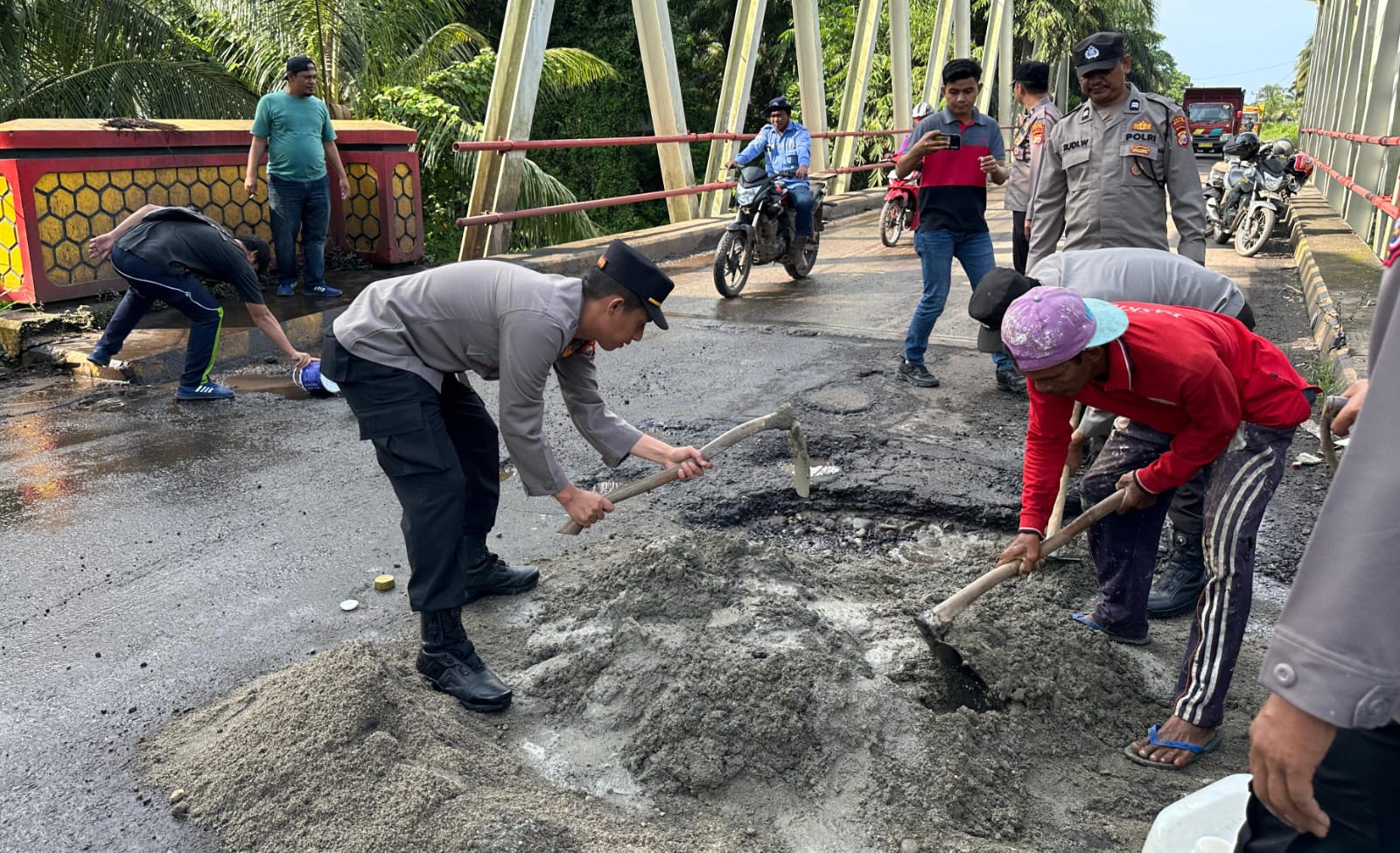 Polisi Tambal Sulam Jalinbar, Kapolsek: Untuk Kenyamanan Pengendara Umum