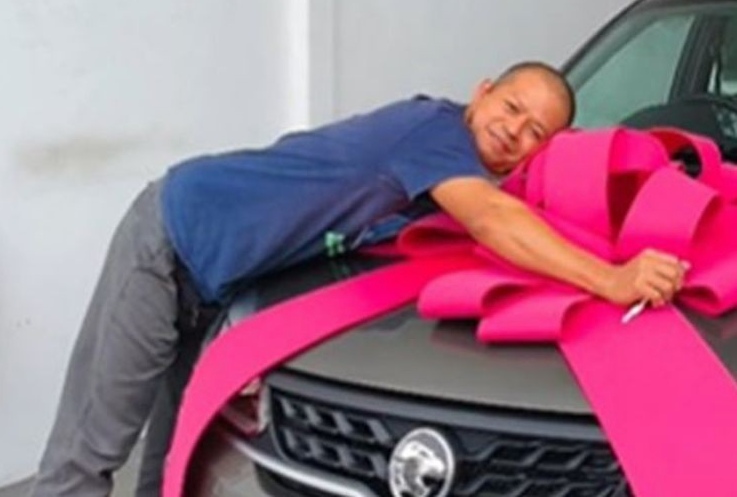 Seperti Mendapat Durian Runtuh, TKI di Malaysia ini Dihadiahi Mobil Proton Saga dari Bosnya