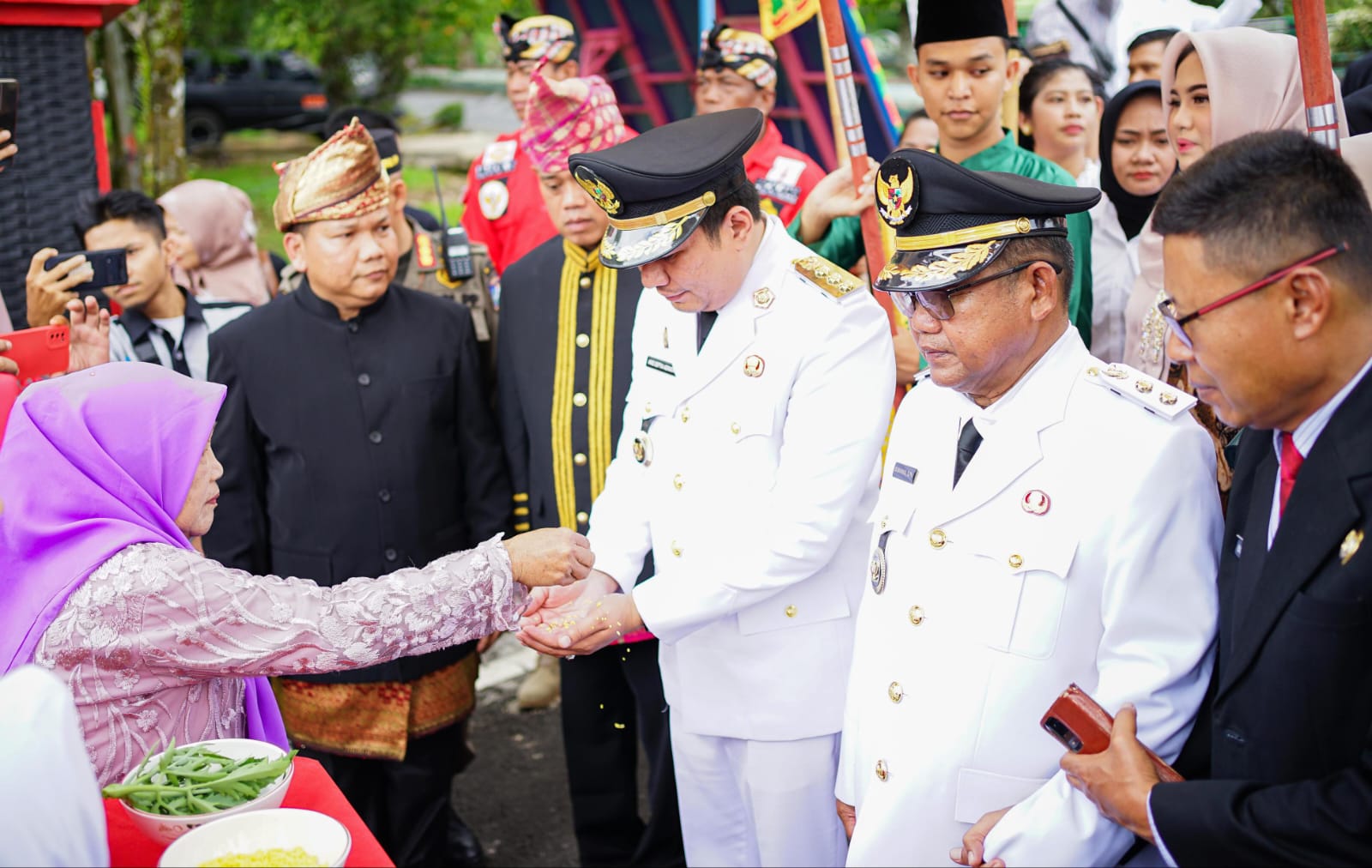 Bupati dan Wakil Bupati Bengkulu Utara Disambut Prosesi Adat Rejang Usai Pidato Perdana