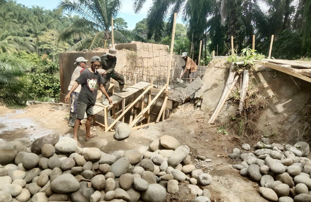 Jembatan Gantung Kualalangi Dikebut, Bulan Ini Konstruksi Besi Dipasang