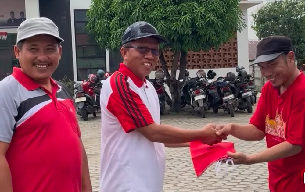 Kemenag Bagikan Bendera, Sambut HUT RI Dengan Semangat Nasionalisme