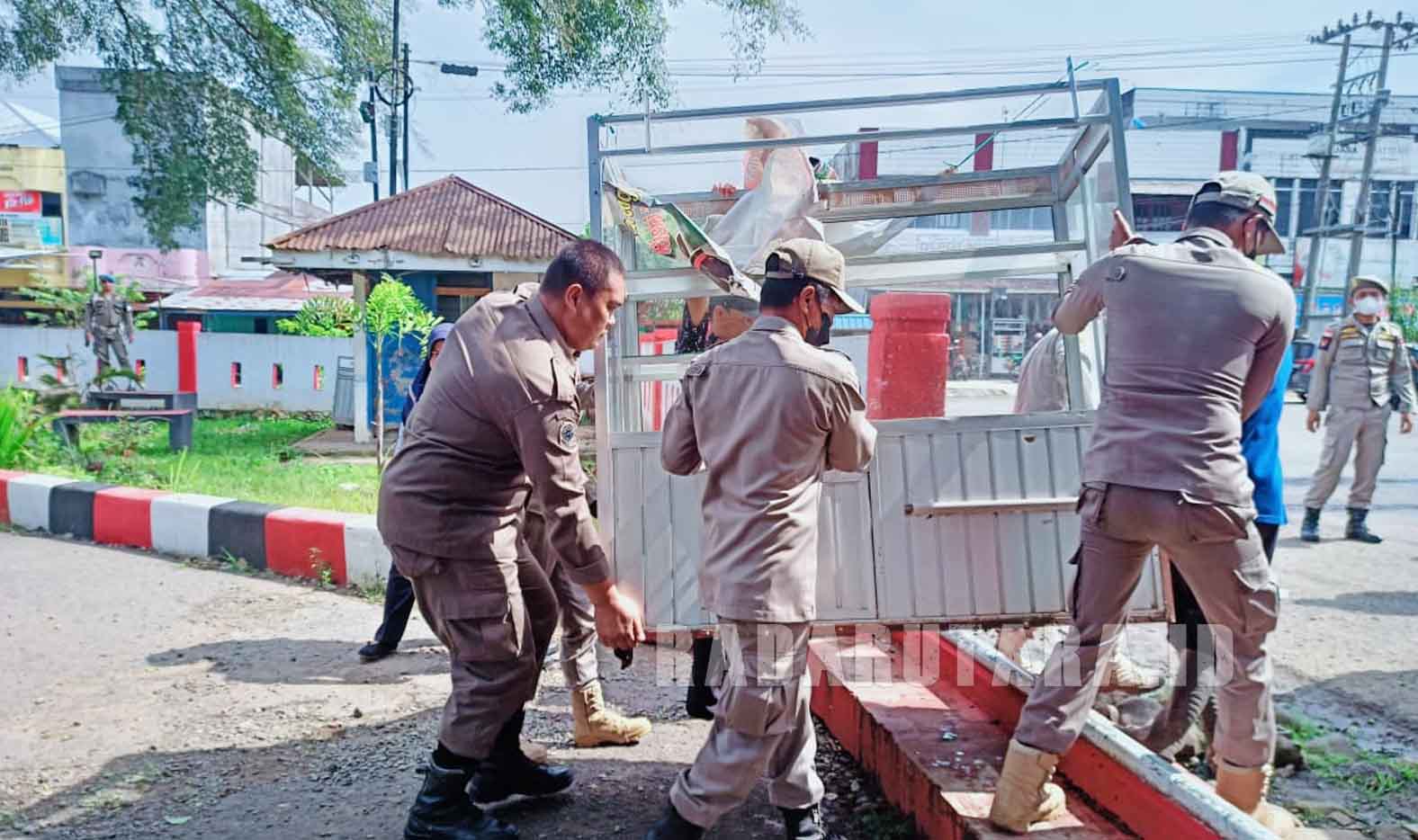 Penertiban, Gerobak Pedagang Diangkut Satpol PP Bengkulu Utara