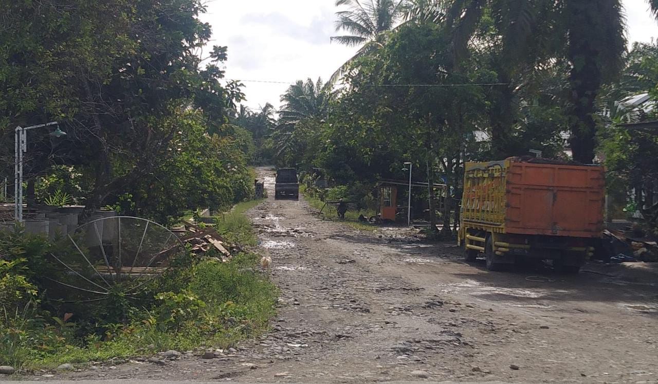 Rusak Parah, Warga Tanjung Mulya Minta Perbaikan Jalan Penghubung Pauh Terenja