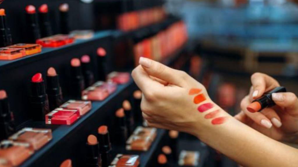 5 Penyakit Ini Bisa Muncul Akibat Sembarangan Pakai Tester Makeup