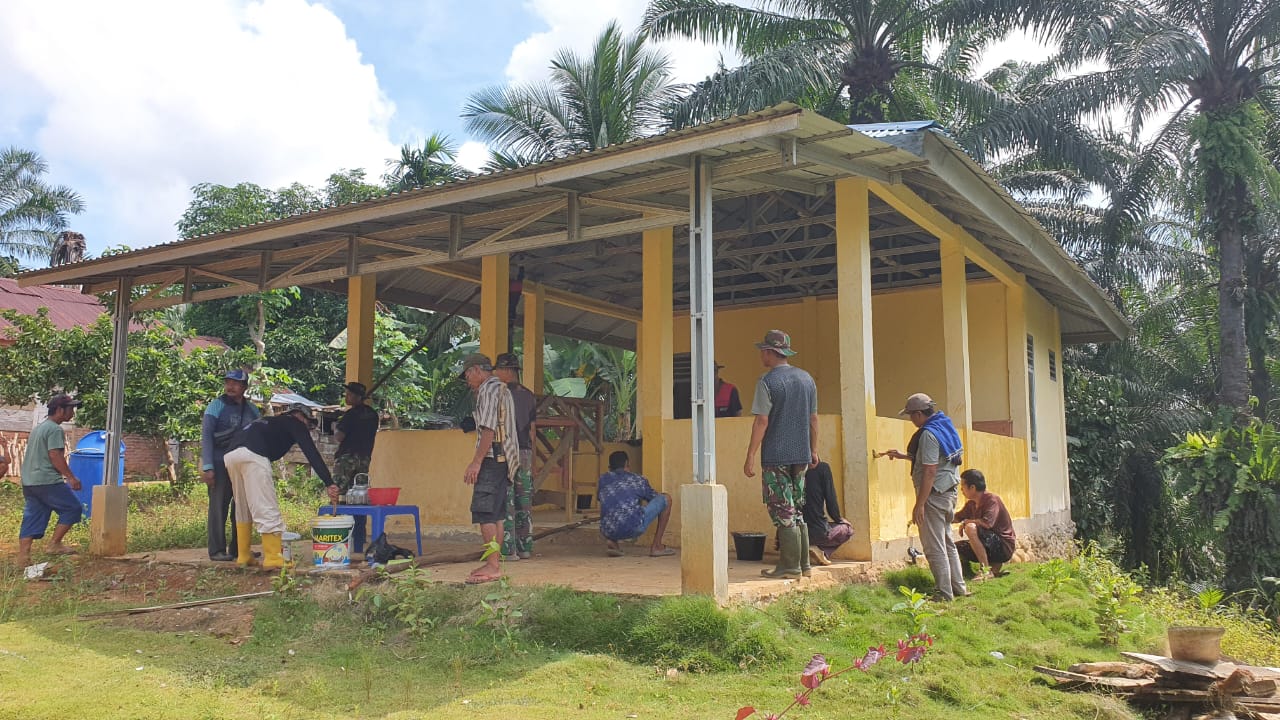 Kompak Dengan Warga, Satgas TMMD Kodim Bengkulu Utara Perbaiki Gedung Posyandu di Desa Bukit Tinggi