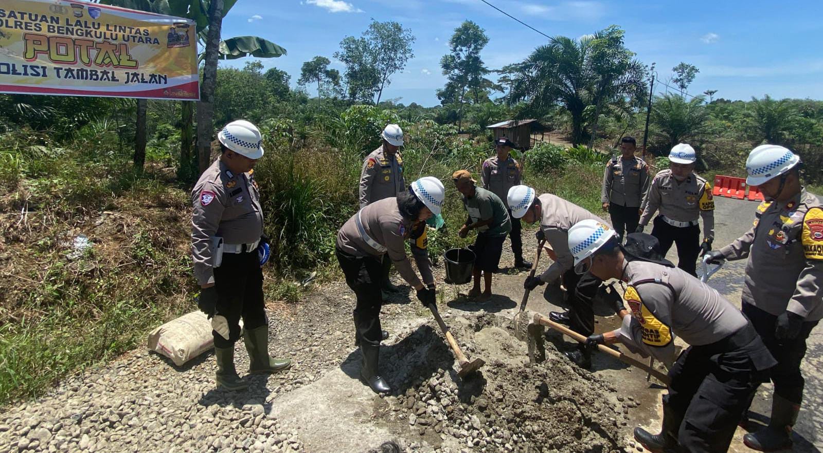 Cegah Lakalantas, Polres Bengkulu Utara Sukses Kegiatan SIPOTAL Dengan Tambal Jalan Berlubang