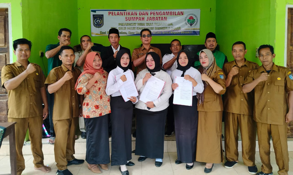 Isi Kekosongan, Kades Taba Padang Kol Lantik & Ambil Sumpah 3 Perangkat Desa 