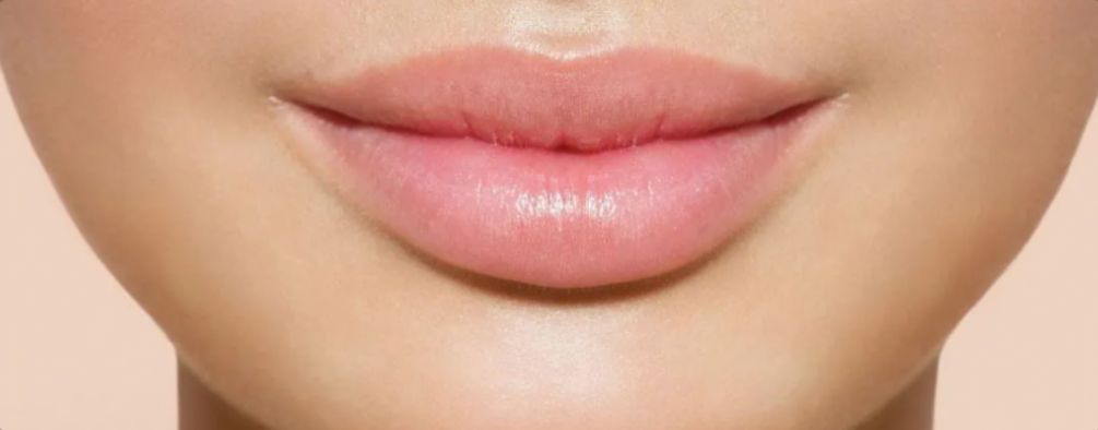 5 Tips Jitu Agar Bibir Tetap Lembap Saat Pakai Lipstik Matte