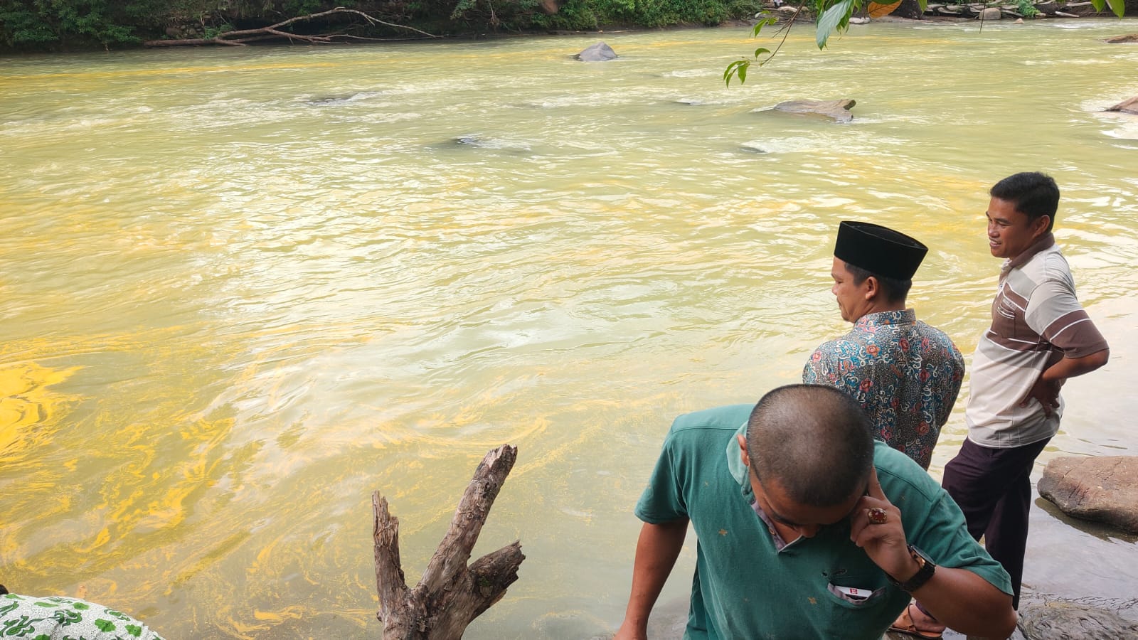 Sungai Lubuk Banyau Tercemar, Perusahaan Diminta Bertindak