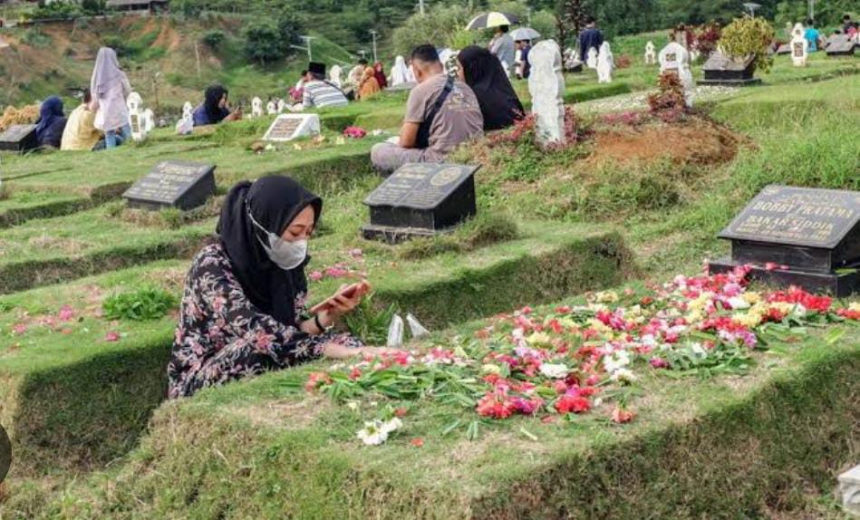 Jangan Asal! Ternyata Begini Cara yang Benar Mengirim Al-Fatihah untuk Orang yang Sudah Meninggal