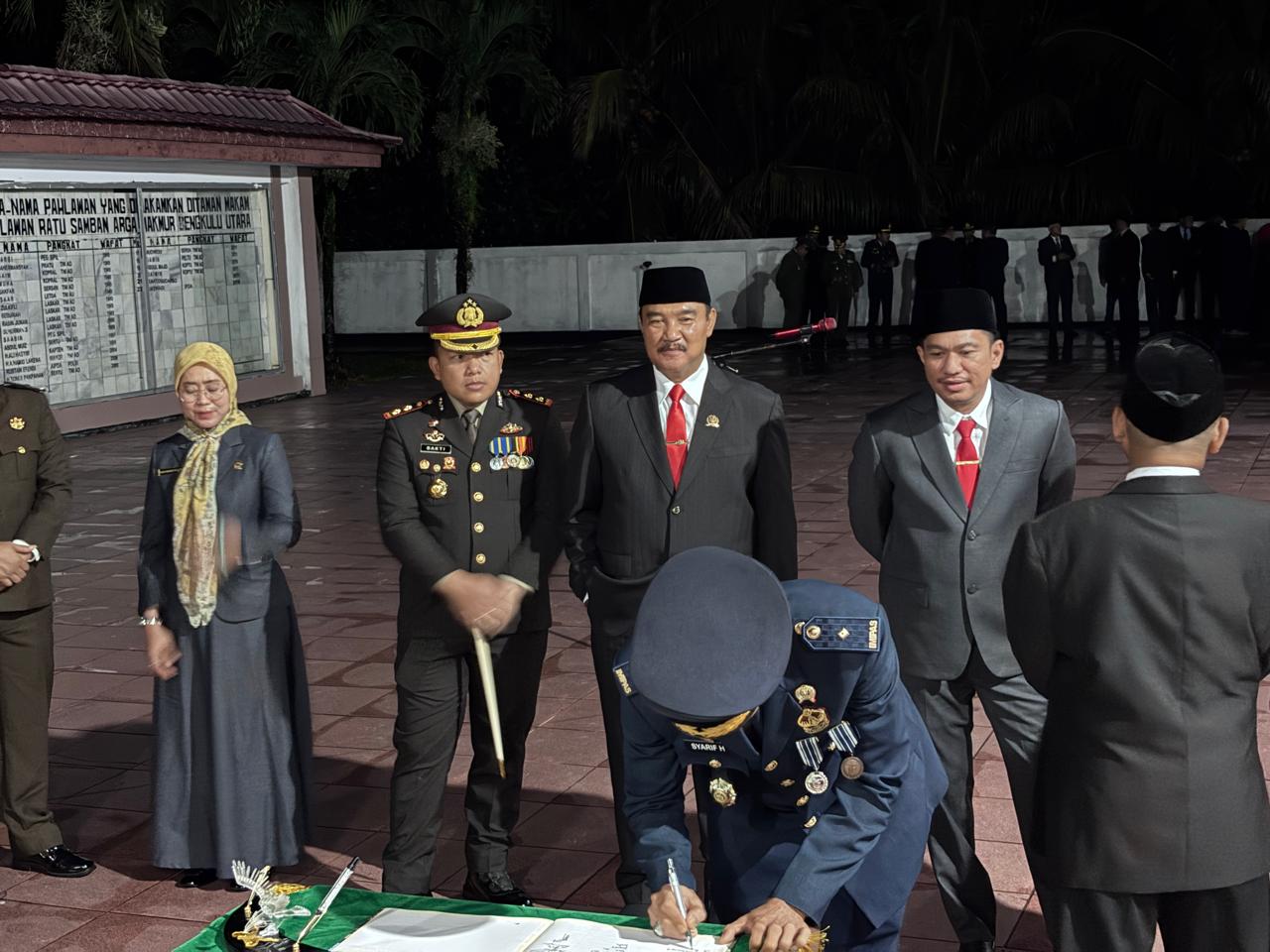 Bupati Arie dan Forkopimda Kenang Pengorbanan Pahlawan di TMP Ratu Samban