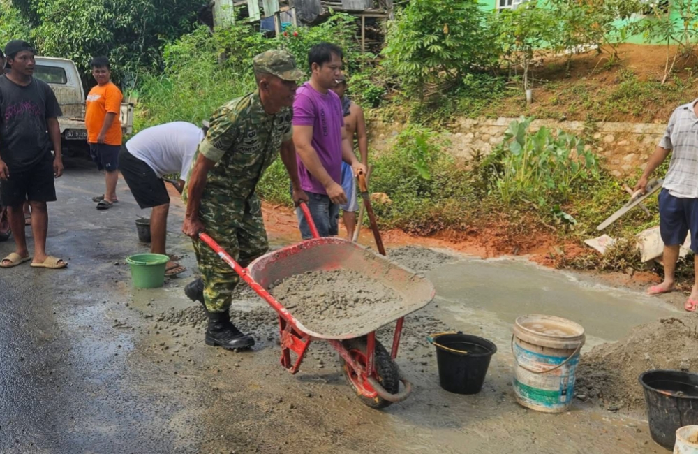 Warga Desa Bukit Indah Gotong royong Tambal Jalan Nasional Ketahun–Mukomuko
