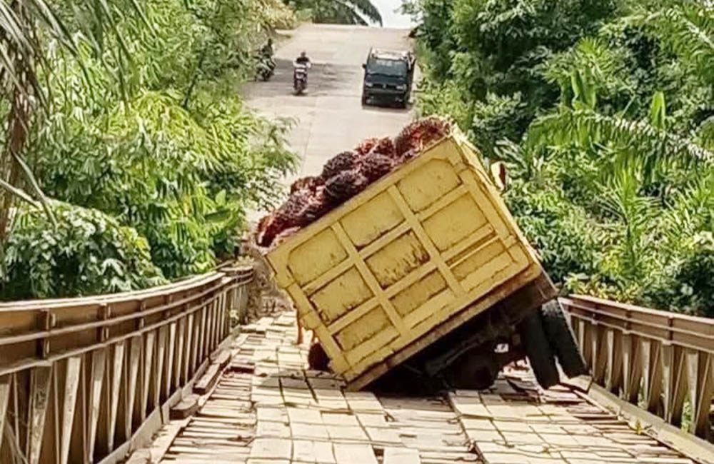 Lagi Truk Terperosok, Pemprov Didesak Bangun Permanen Jembatan SP3-SP6