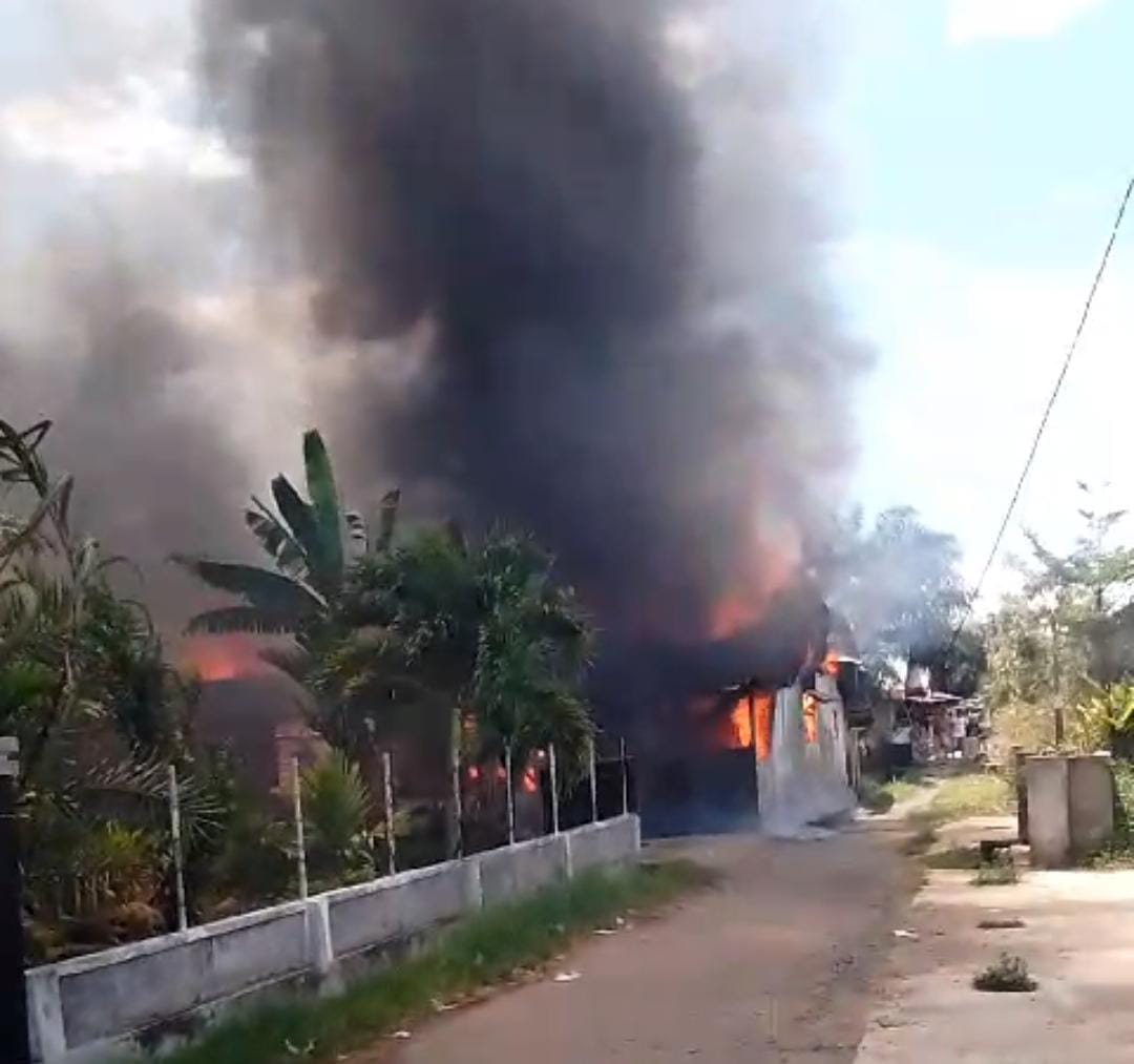 Siang Bolong, Kontrakan di Lempuing Hangus Dilahap Api