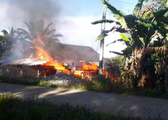 Pagi Buta, Rumah Warga Tanjung Sari Ludes Terbakar