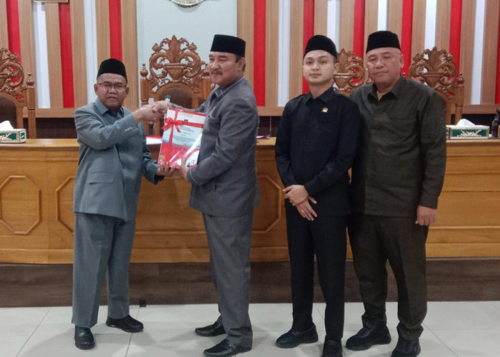 Sidang Paripurna DPRD, Wabup Sumarno Serahkan Nota Pengantar Raperda APBD 2025