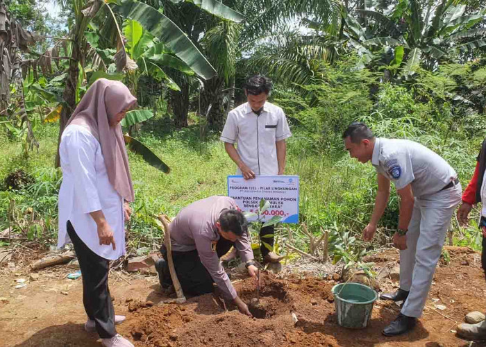 Peduli Lingkungan, Polisi Tanam Pohon di Suka Mulya