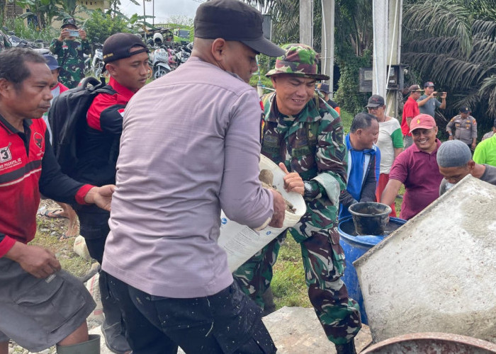 TNI-Polri dan Masyarakat Melebur Jadi Satu Laksanakan Karya Bakti Gotong Royong Bangun Masjid Al-Muktarim