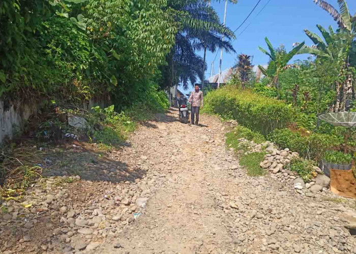 Rusak, Jalan di Kecamatan Kota Ingin Diperhatikan