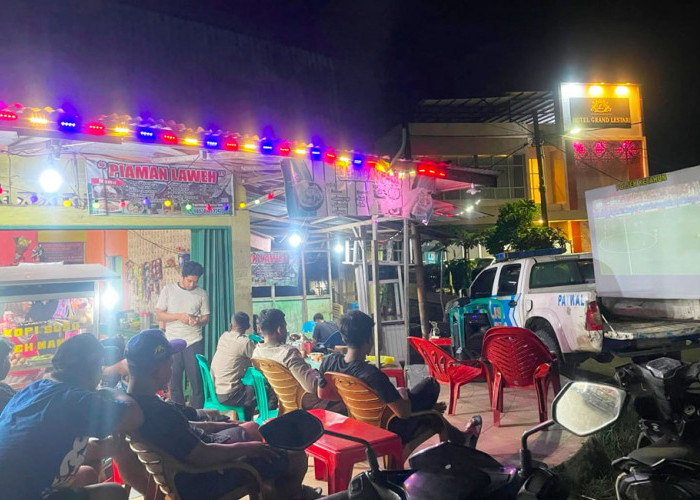 Cara Unik Polsek Jaga Kamtibmas, Ajak Warga Nobar Piala Dunia dari Mobil Patroli