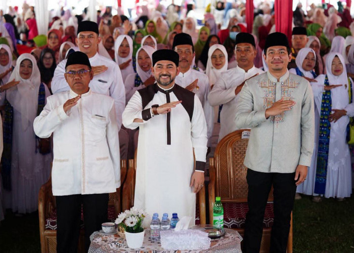  Ribuan Jamaah Padati Balai Daerah  'Mengetuk Pintu Langit dengan Selawat'  Dalam HUT ke 67