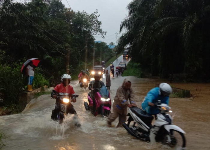 Banjir Genangi Ruas Jalan Padang Jaya, Polisi Bantu Warga Dorong Motor