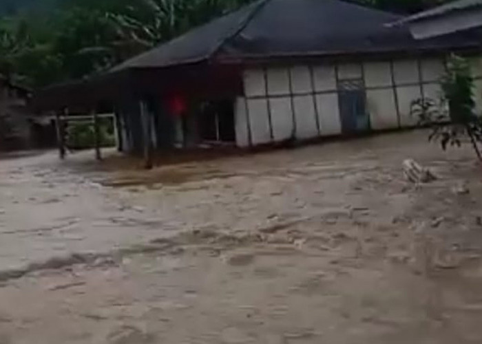 Banjir Setinggi Pinggang Terjadi di Desa Ketenong II, Warga: Air Naik Sangat Cepat