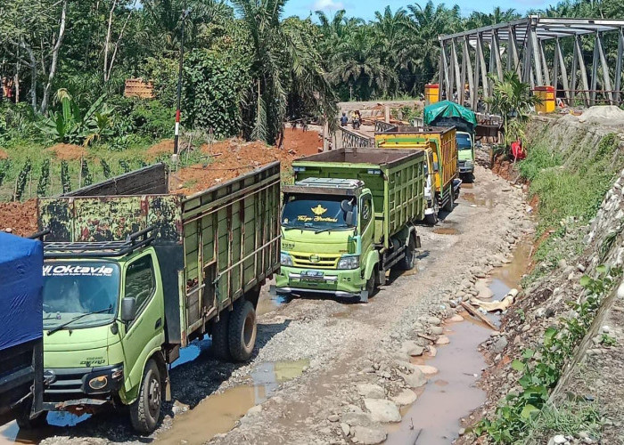 Jalan Darurat Hancur, Puluhan Sopir Keluhkan Antrean Kendaraan di Lokasi Perbaikan Jembatan Air Limas