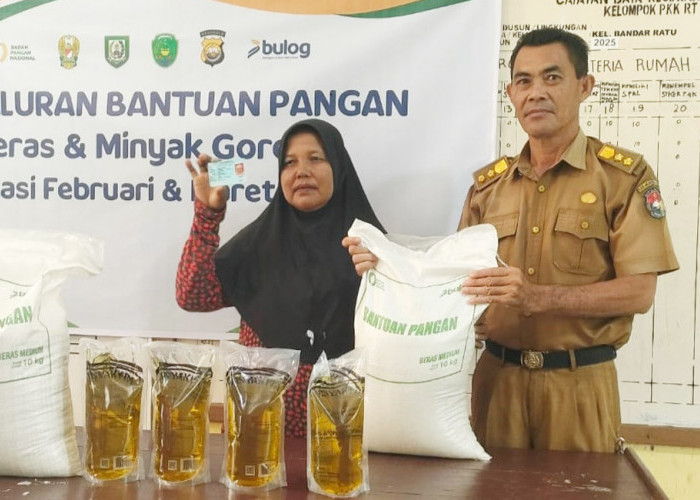 318 Keluarga di Banda Ratu Terima Bantuan Beras dan Minyak Goreng